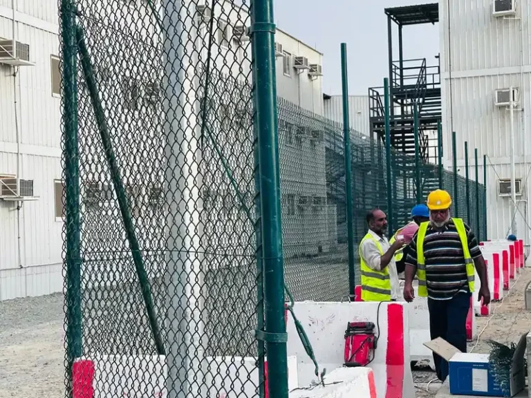 تركيب سياج شبكي حول موقع العمل