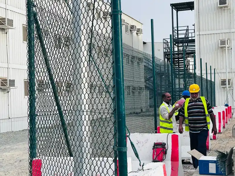 تركيب سياج شبكي حول موقع العمل