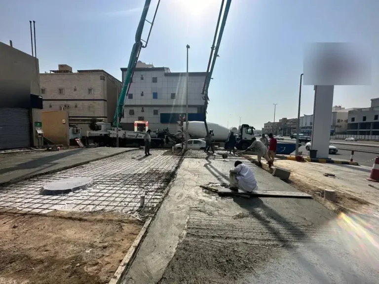 تسليح بلاطة خرسانية قبل الصب في موقع إنشائي