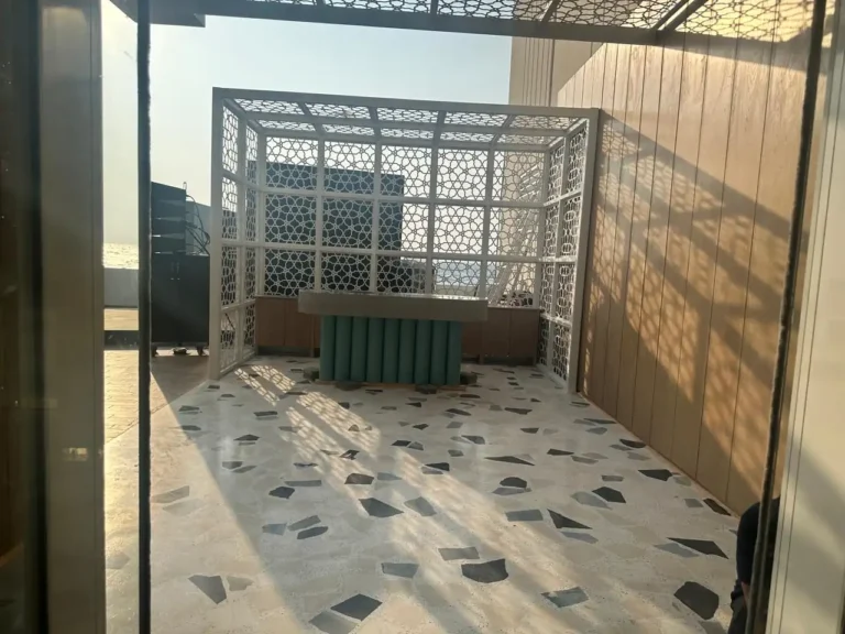 بناء ملحق خارجي بمظلة وساتر ديكوري