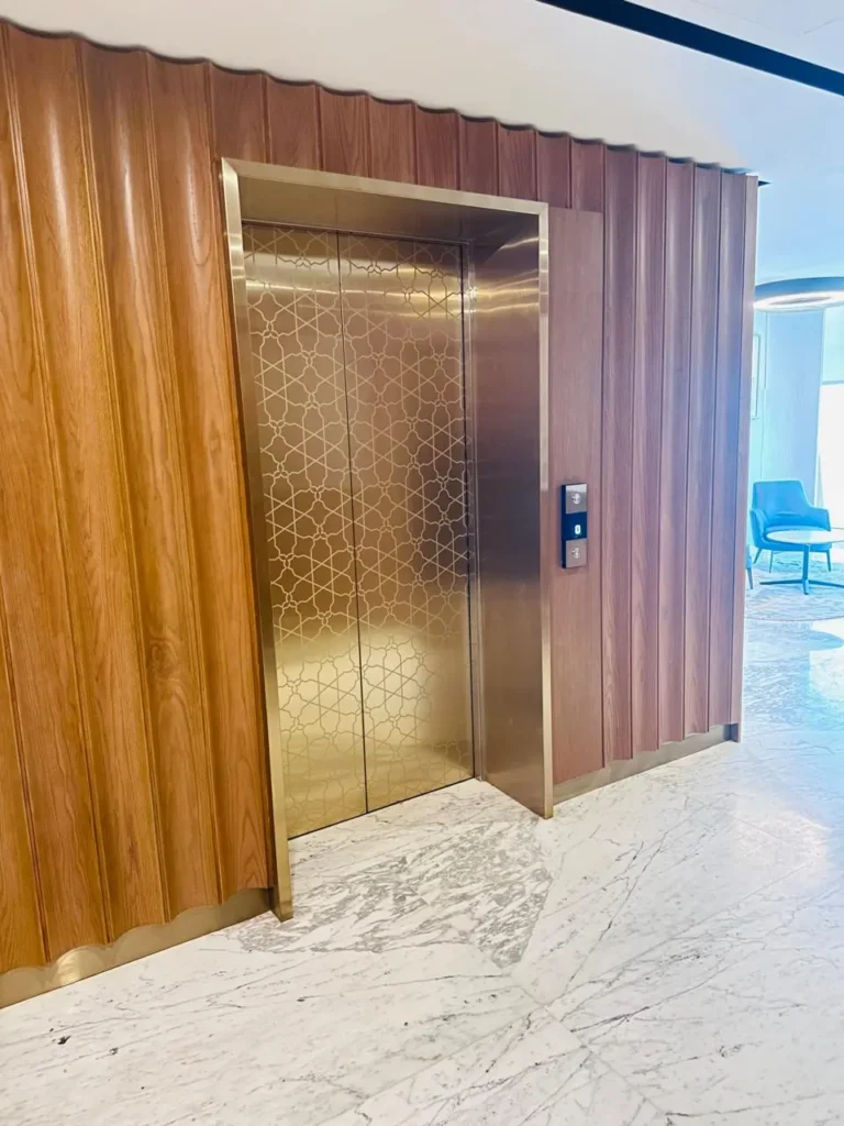 تكسية مدخل المصعد بالمعدن والخشب - مشروع 5
