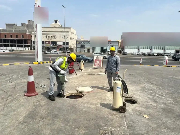 صيانة غرف التفتيش وشبكة الصرف أثناء ترميم موقع تجاري